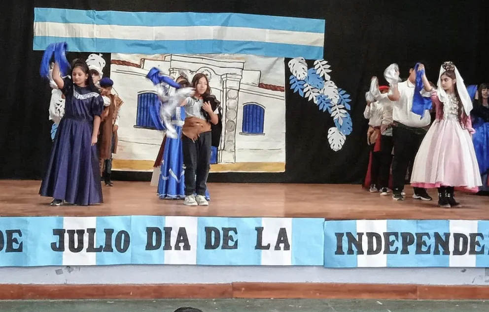 Celebración del Día de la Independencia en la Escuela 745