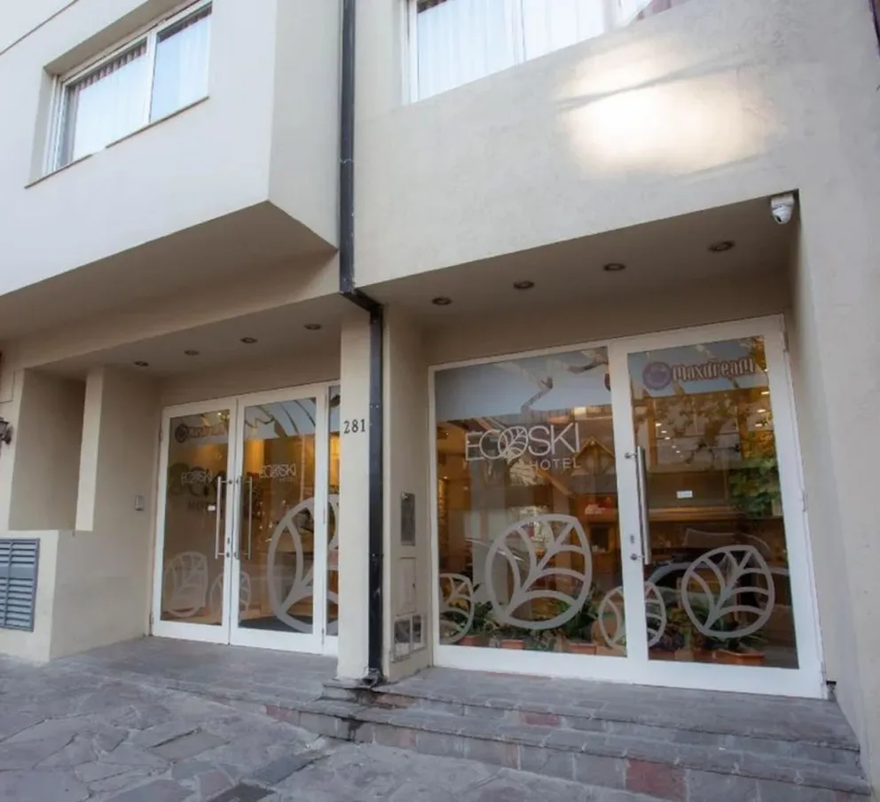 Horror e incertidumbre en Bariloche: un egresado murió tras caer del sexto piso de un hotel