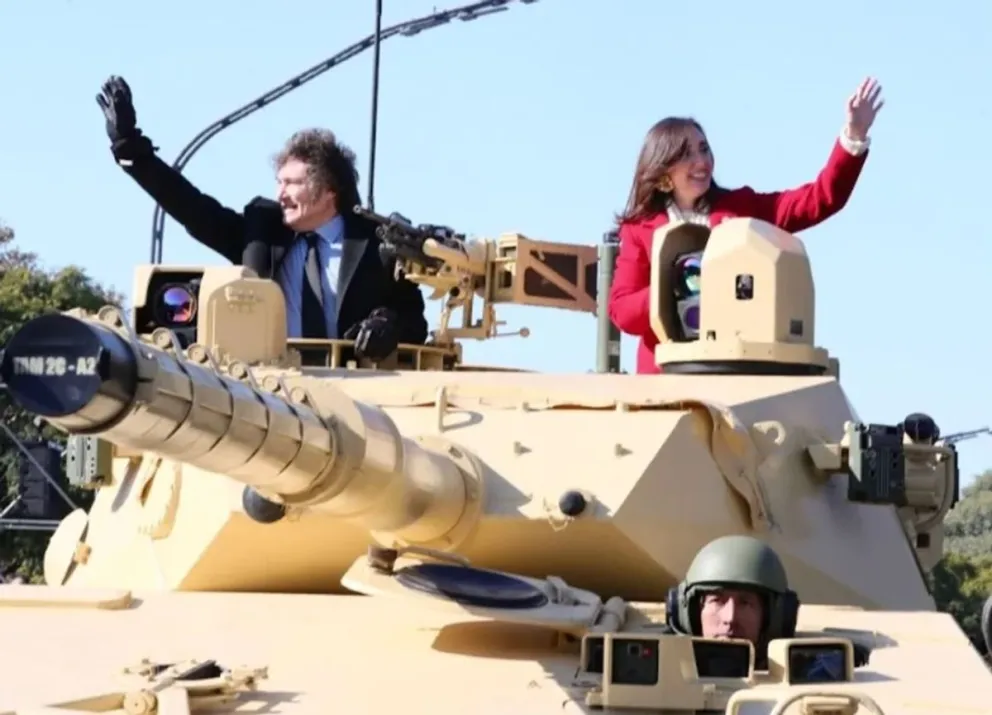 La foto con Villarruel en el TAM2C, regalos y un brindis clave: el desfile de Milei
