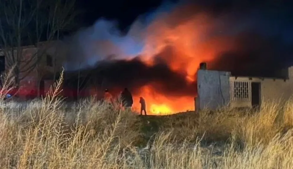 En Dolavon, a una mujer y sus hijos los rescataron de la casa que se incendió mientras miraban televisión