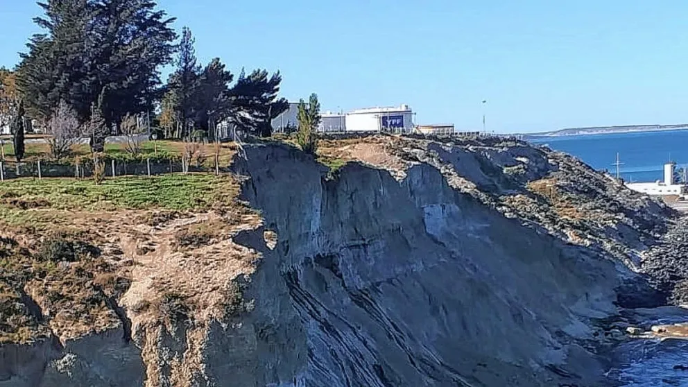 El precipicio se acerca: Peligra el histórico Chalet Huergo por la erosión costera