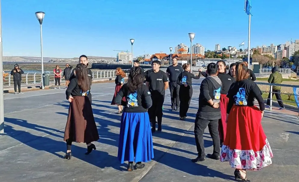 Original “intervención patria” en el paseo costero de la ciudad