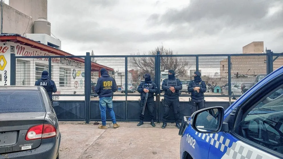 Allanaron domicilios de Caleta Olivia por un millonario robo ocurrido en Deseado
