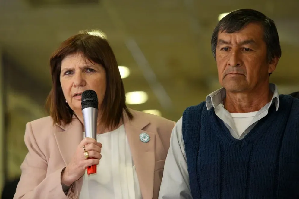 "Acá hay gente que esta callando y quiere la impunidad", dijo Bullrich tras la reunión con el papá de Loan