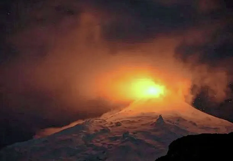 Alerta por columna de humo y “sismo largo” generado por el volcán Villarrica
