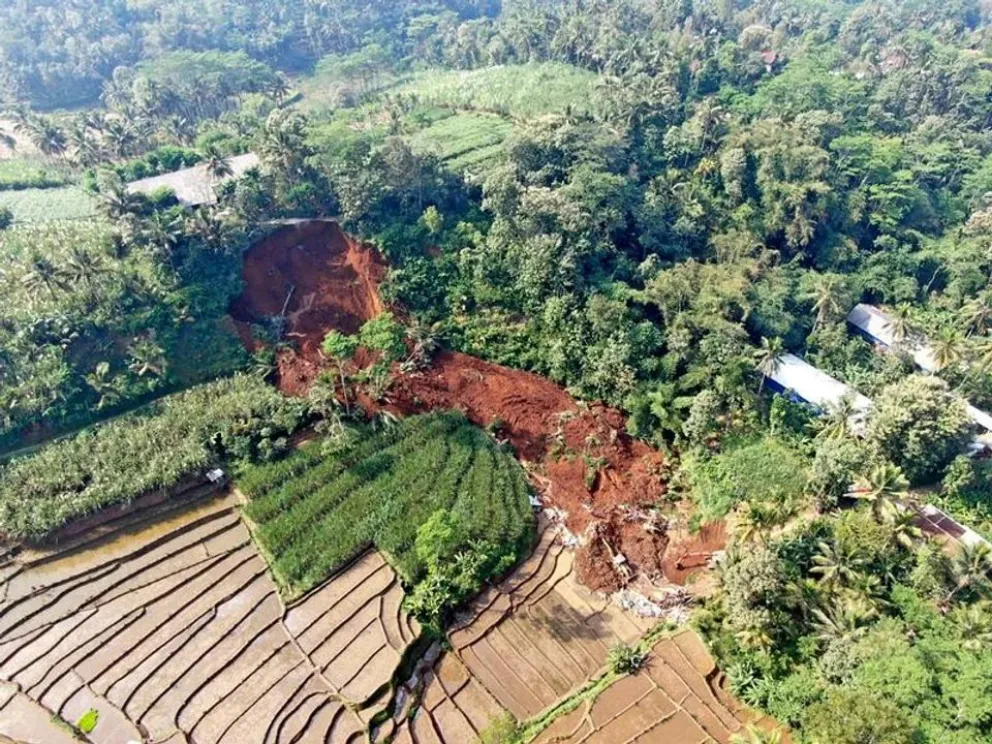 Murieron 12 personas y 65 se reportaban desaparecidas tras deslizamientos de tierra en Nepal