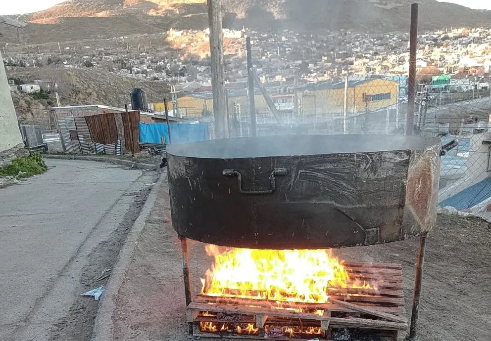 Un vecino del Quirno Costa organizó una gran olla solidaria: será hoy y cocinarán para 500 personas