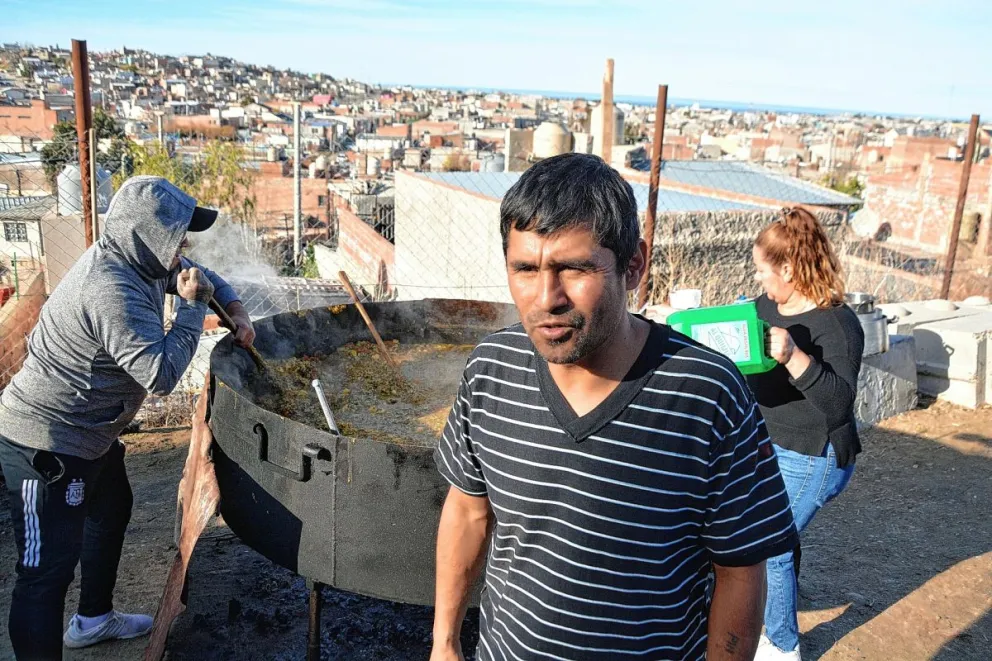 Vecinos organizaron una olla popular en Comodoro y entregaron más de 200 viandas