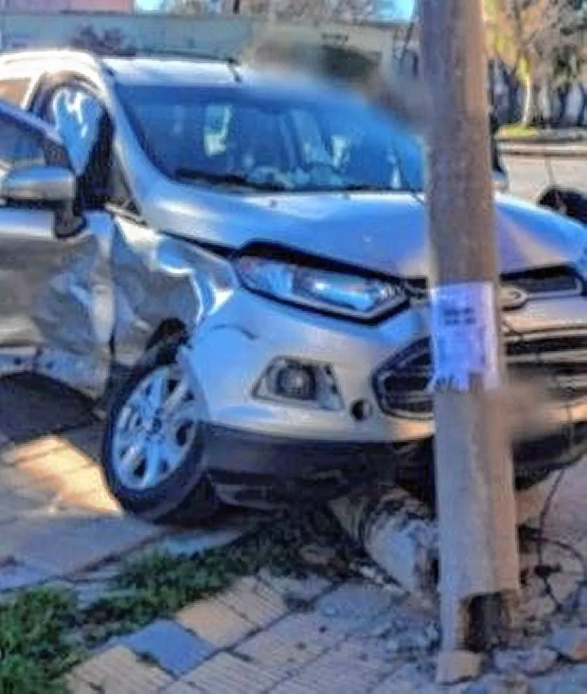 Tres víctimas en choque de auto con camioneta que termina estrellada contra palma de luz en Rawson