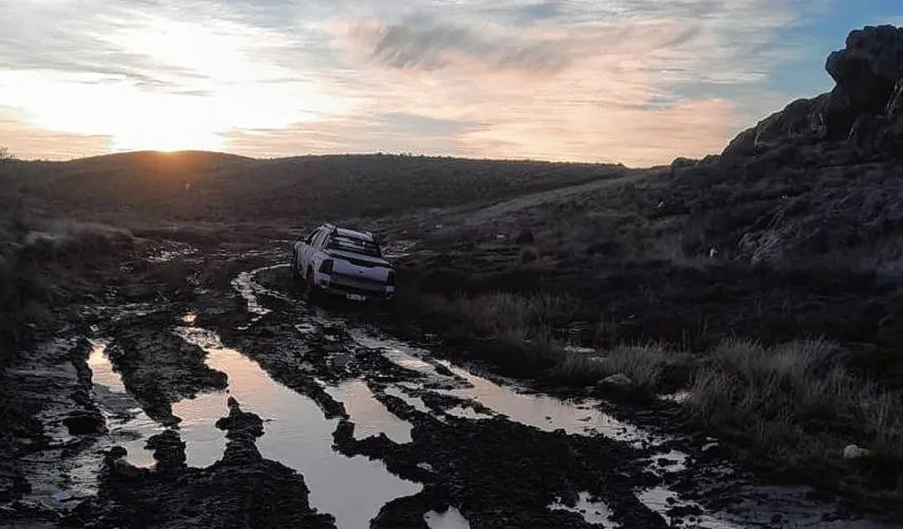 Recuperaron vehículo robado: quedó empantanado en el barro y los ladrones lo abandonaron