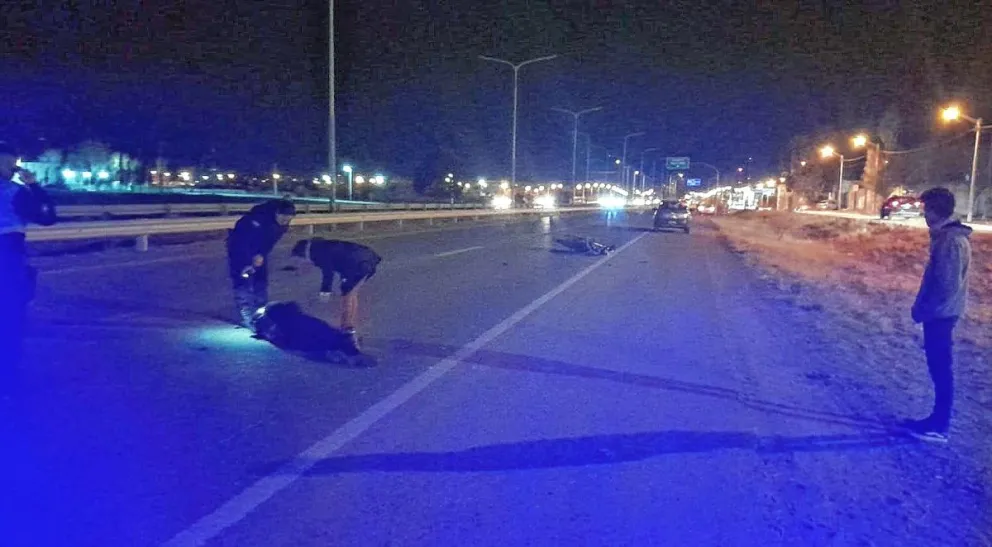 Motociclista hospitalizado tras fuerte choque con auto en acceso oeste de Trelew