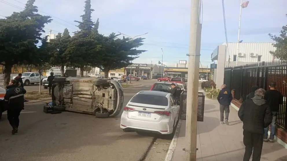 Desmayo y espectacular accidente provocó destrozos en tres vehículos