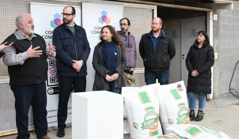 Se concretó una entrega de alimento balanceado para gallinas ponedoras para dar continuidad al Programa Prohuerta del INTA