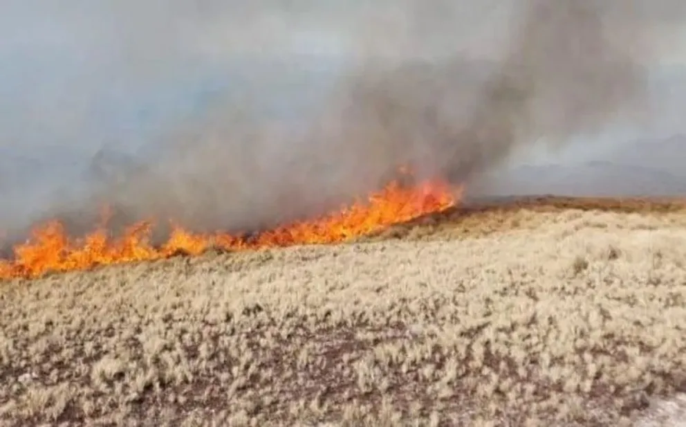 Fuerte incendio en Córdoba: los bomberos combaten el fuego en el Cerro Champaquí