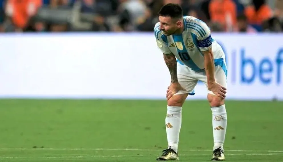 Messi sufrió una lesión ligamentaria en el tobillo derecho