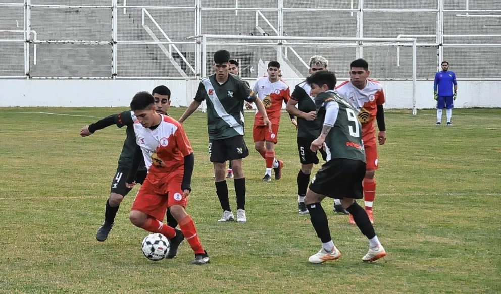 La lluvia, otra vez pone en jaque al fútbol local