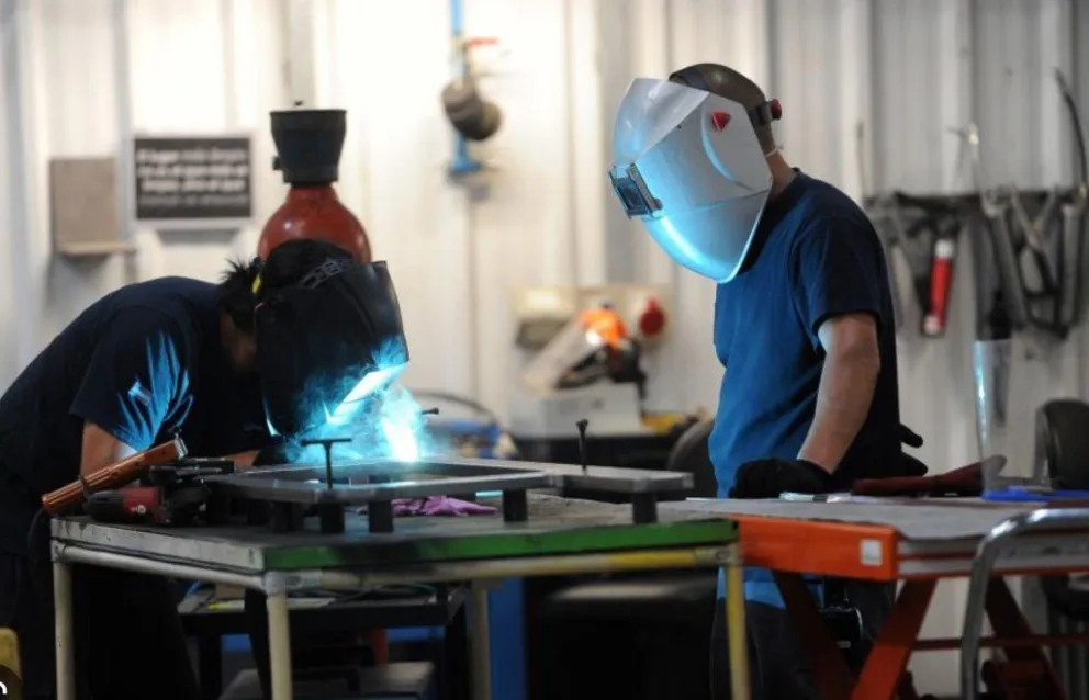 La actividad industrial sigue en retroceso y advierten que en junio se registraron “caídas de magnitud”