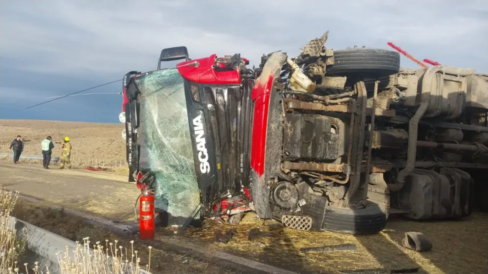 Grave accidente en la ruta 26 entre Sarmiento y Esquel: Dos personas graves tras chocar automóvil contra un camión