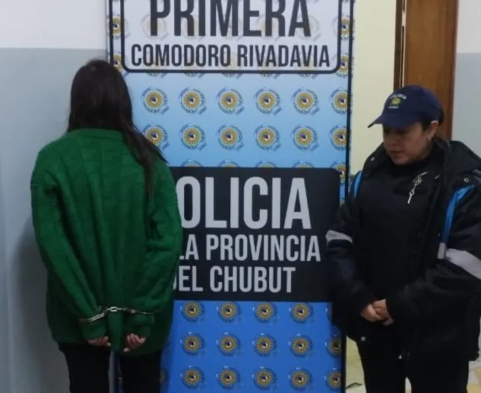 La atraparon robando en un local