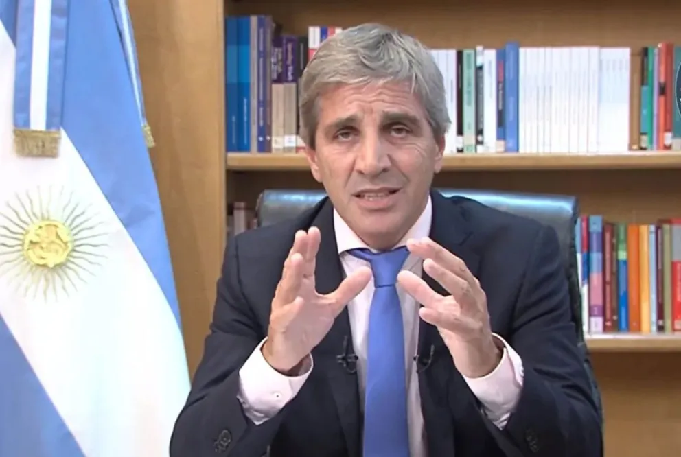Caputo: “La gente tendrá que vender dólares para pagar impuestos”