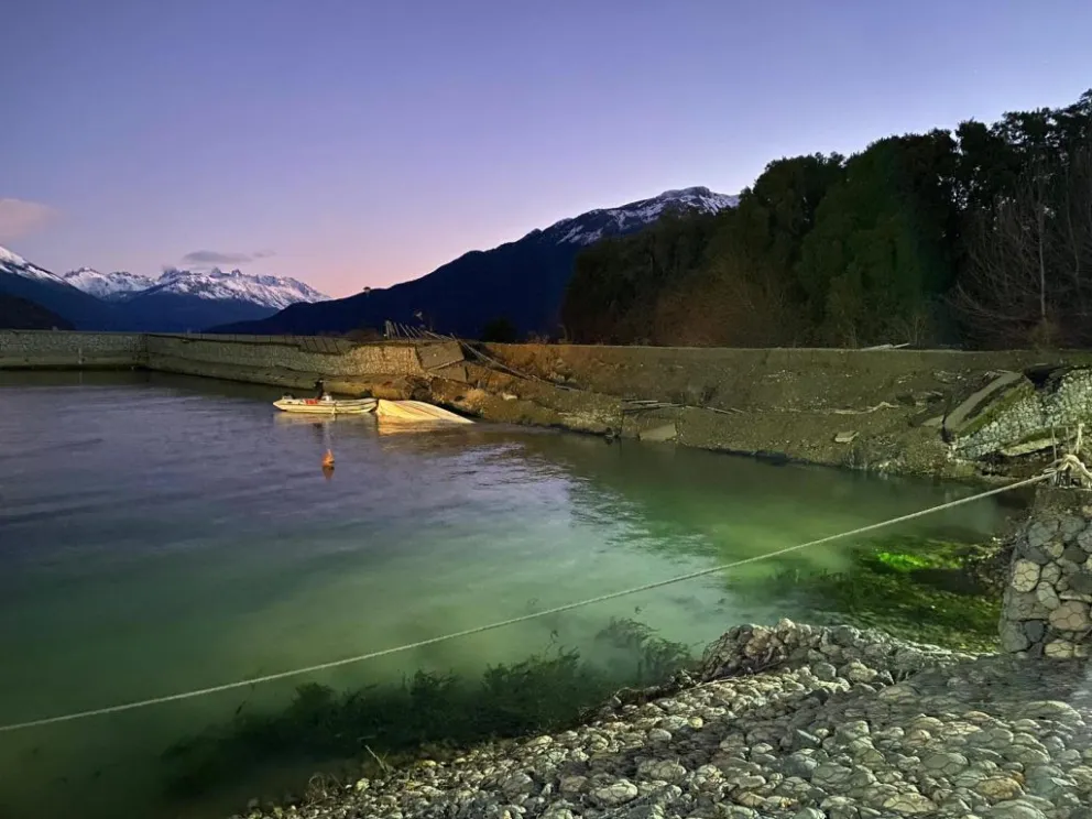 Una bacteria se comió la estructura y se hundió el muelle de Lago Puelo