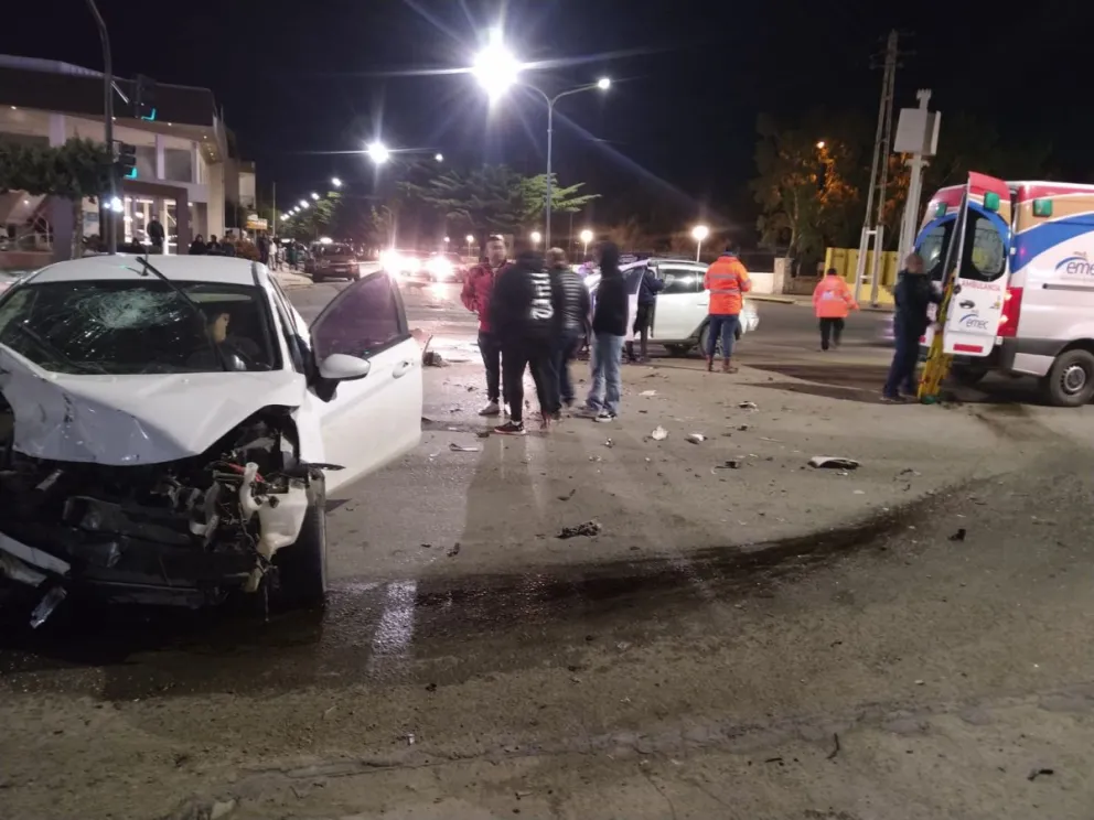 Tres personas derivadas al hospital tras un fuerte choque: Una quiso comer vidrios del parabrisas