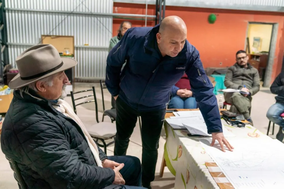 Macharashvili se reunió con vecinos del barrio Centenario por el avance en obras de gas