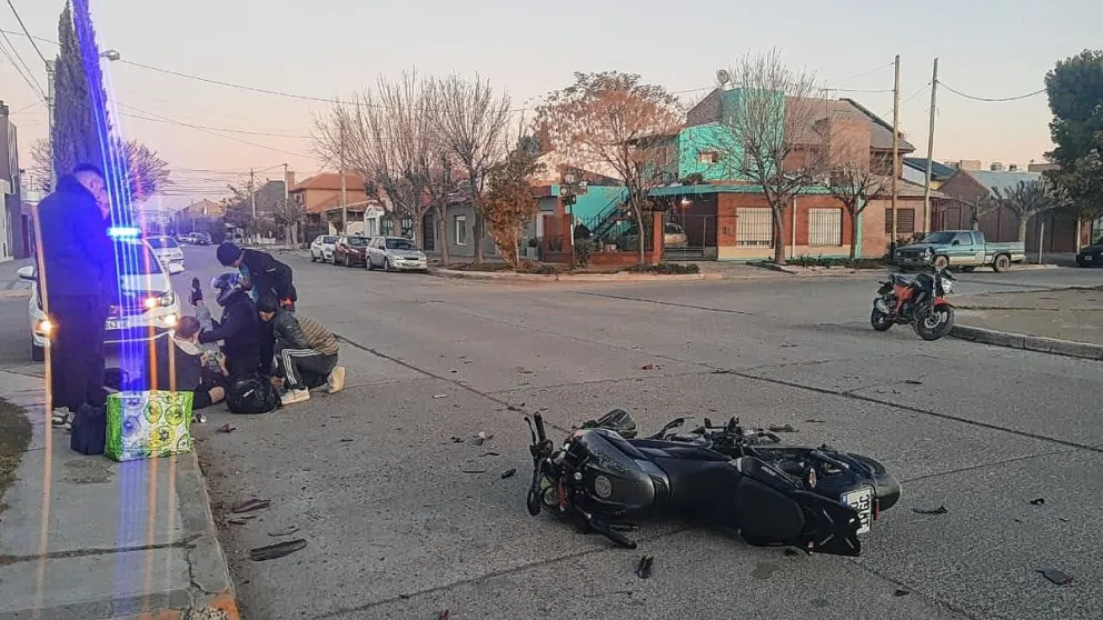 Motociclista con tobillo posiblemente fracturado en violento choque en zona sur de Trelew