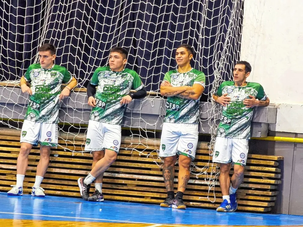 Entrena la preselección comodorense de Futsal
