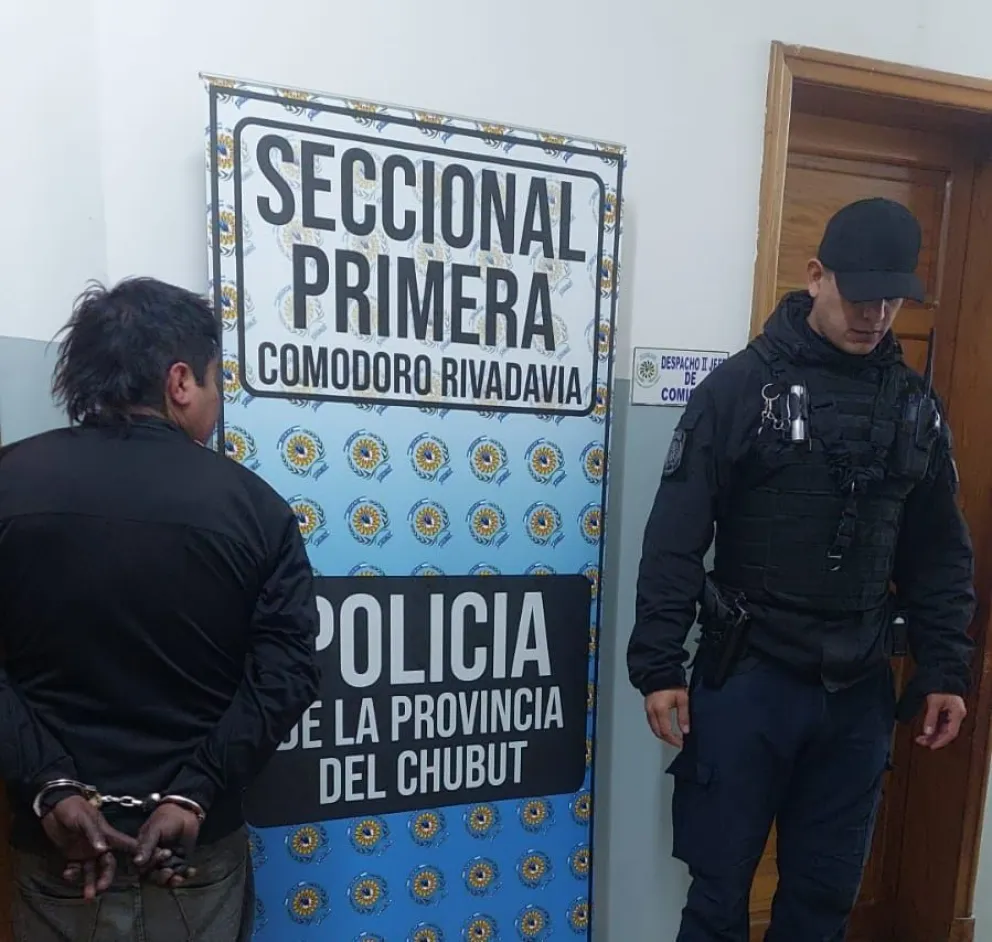 Un “tragafuegos” de la calle terminó preso por amenazar con prenderle fuego a comercio céntrico y sus clientes