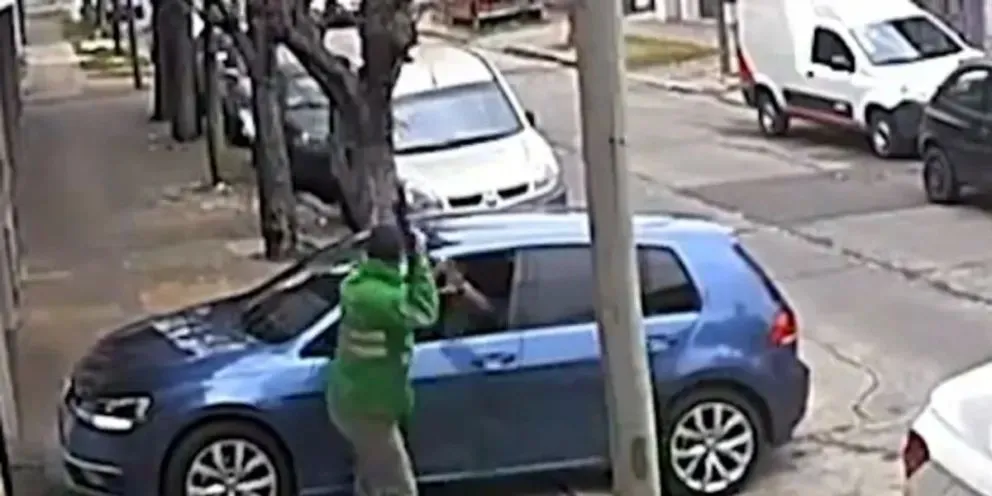 Barrendero a los escobazos contra dos frustrados roba coches en San Isidro