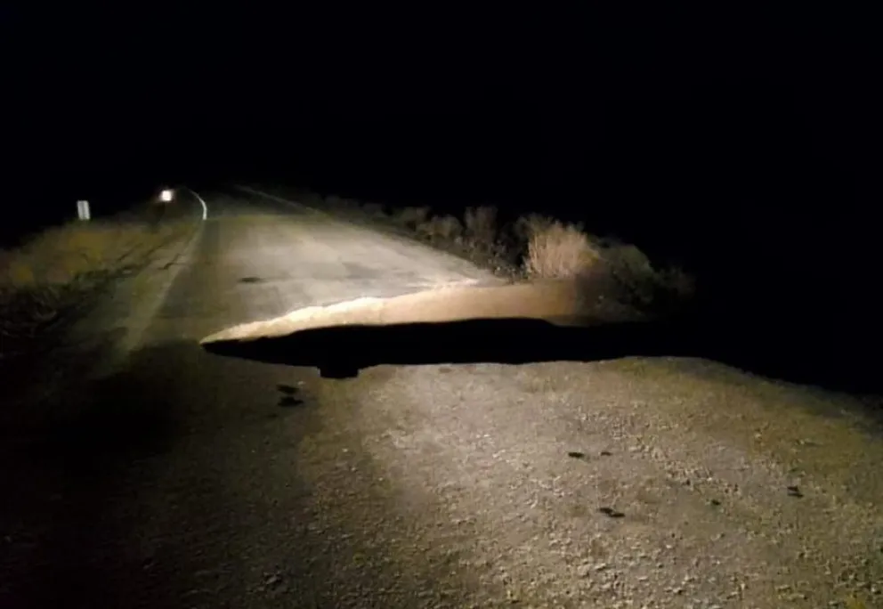 Socavación de calzada provoca el corte de circulación en ruta 26