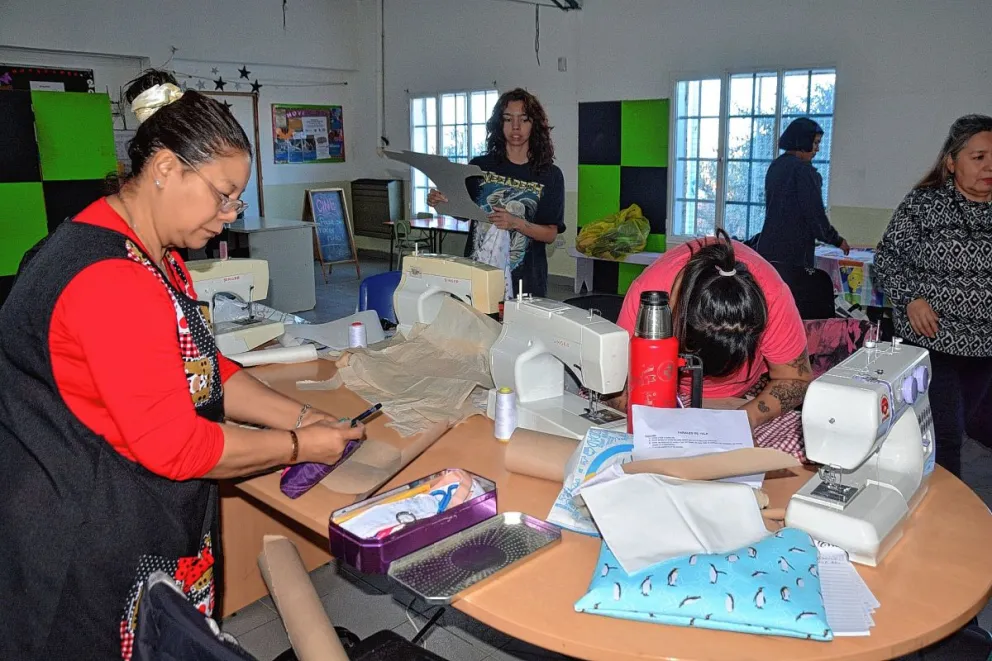 Brindan talleres de confección de toallitas y pañales ecológicos para favorecer la economía de familias