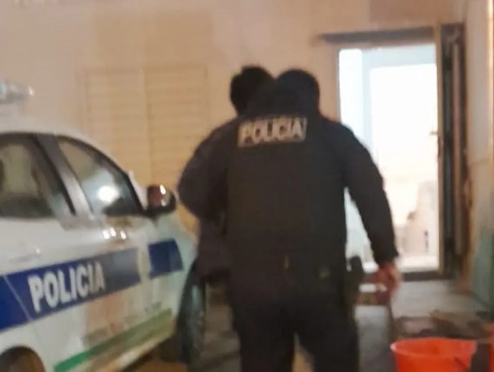 Entró a robar a una panadería, descartó varios paquetes de sandwiches pero lo detuvieron 