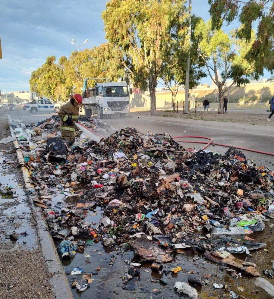 Se incendiaba el camión recolector y debieron evacuarlo arrojando la carga de basura sobre avenida Chile
