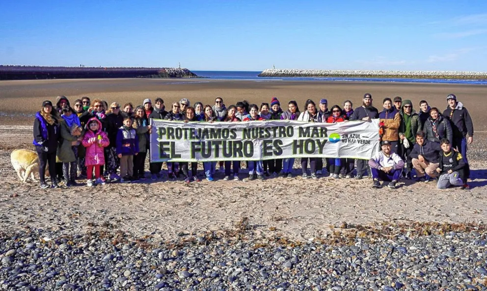Sin Azul no hay Verde: voluntarios llenaron cinco bolsones con residuos de la costa