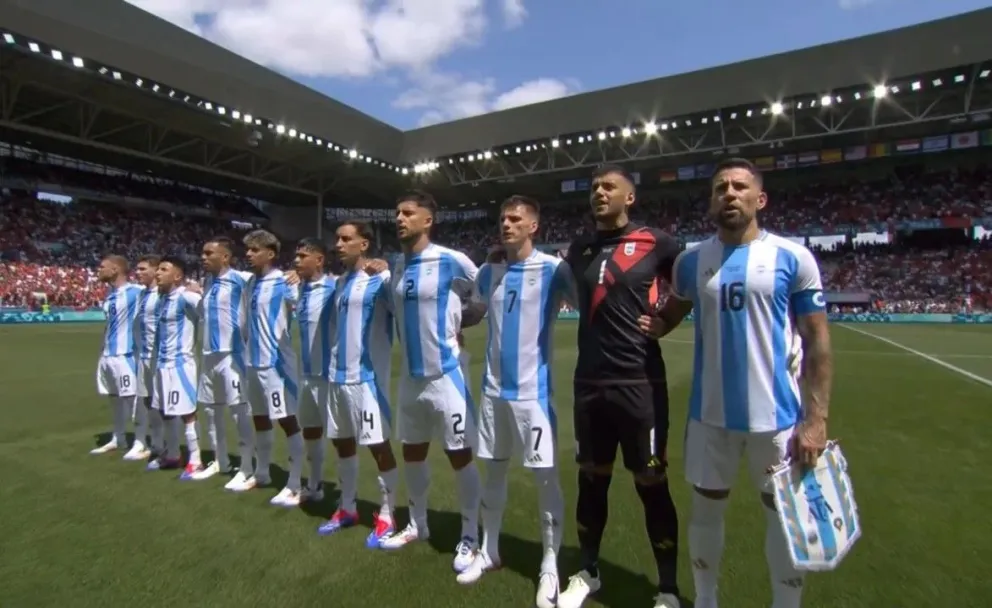 El Himno argentino fue silbado por todo el estadio