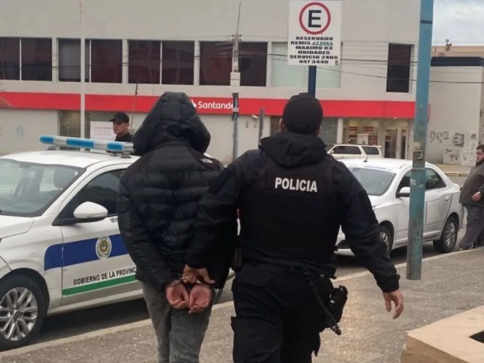 Tenia pedido de captura y lo detuvieron en un control en la terminal