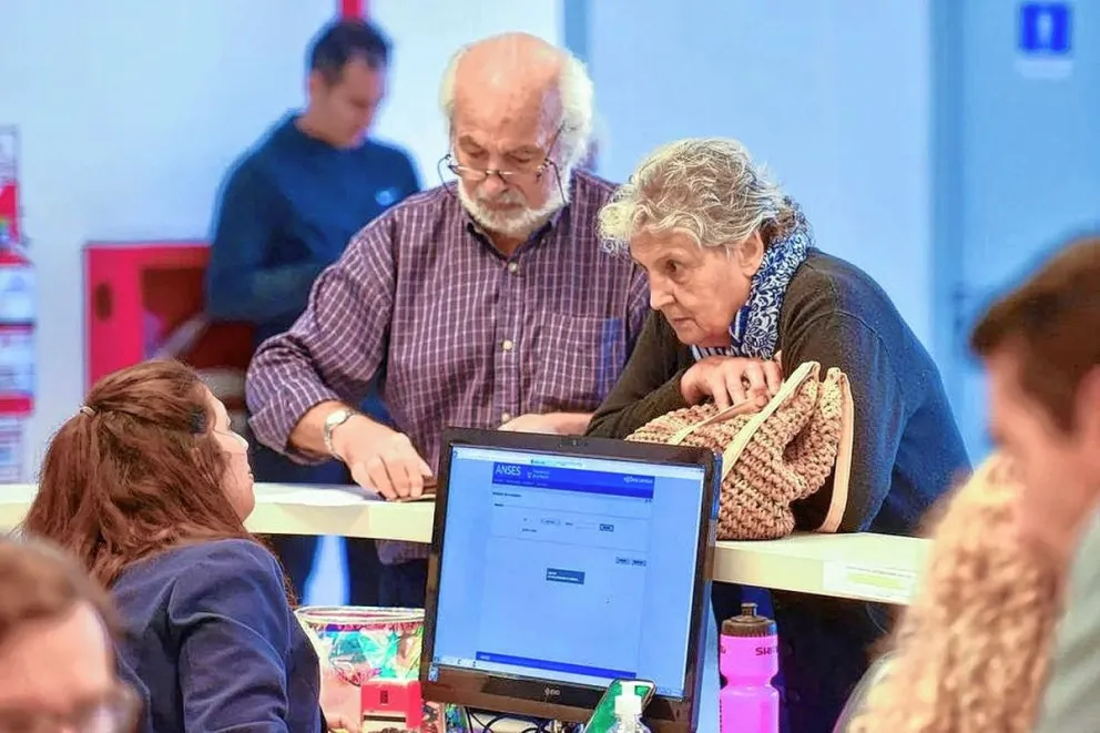 Se oficializó el bono para jubilados: cómo quedan los haberes en agosto