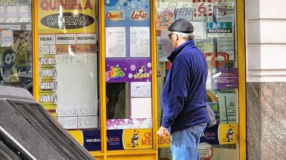 Abuelo ganó un premio multimillonario en la quiniela, gracias a una vieja costumbre que sigue hace años