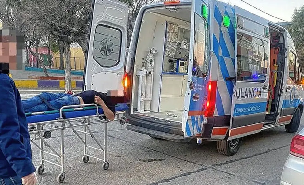 Caminaba por el Pietrobelli, le pidieron un cigarrillo y después lo apuñalaron