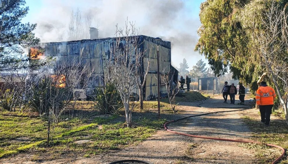 Cuantiosas pérdidas tras un incendio que destruyó una vivienda en Km. 14