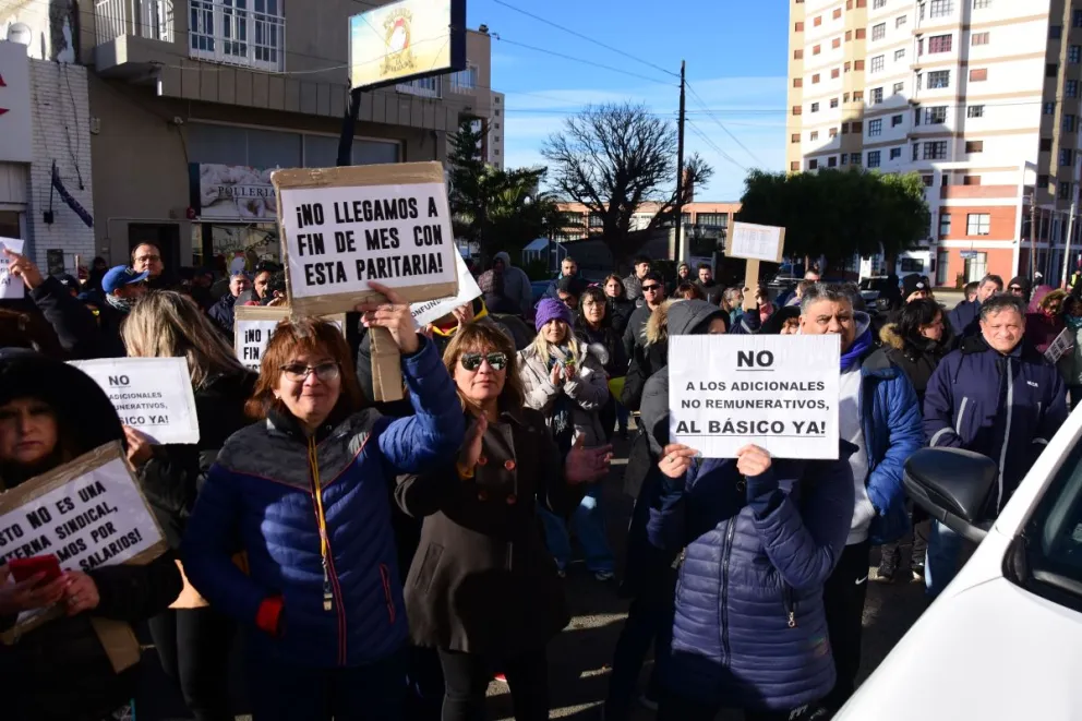 Trabajadores municipales protestan contra el acuerdo salarial