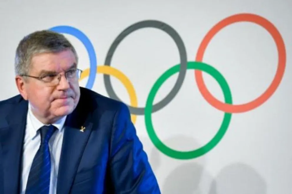 Thomas Bach y leyendas olímpicas participaron en el relevo de antorcha