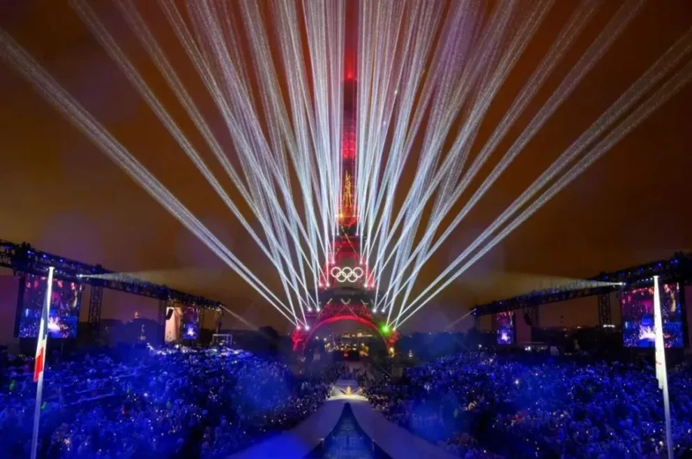 Con el Río Sena y la Torre Eiffel como protagonistas, se llevó a cabo la ceremonia inaugural de los Juegos Olímpicos París 2024