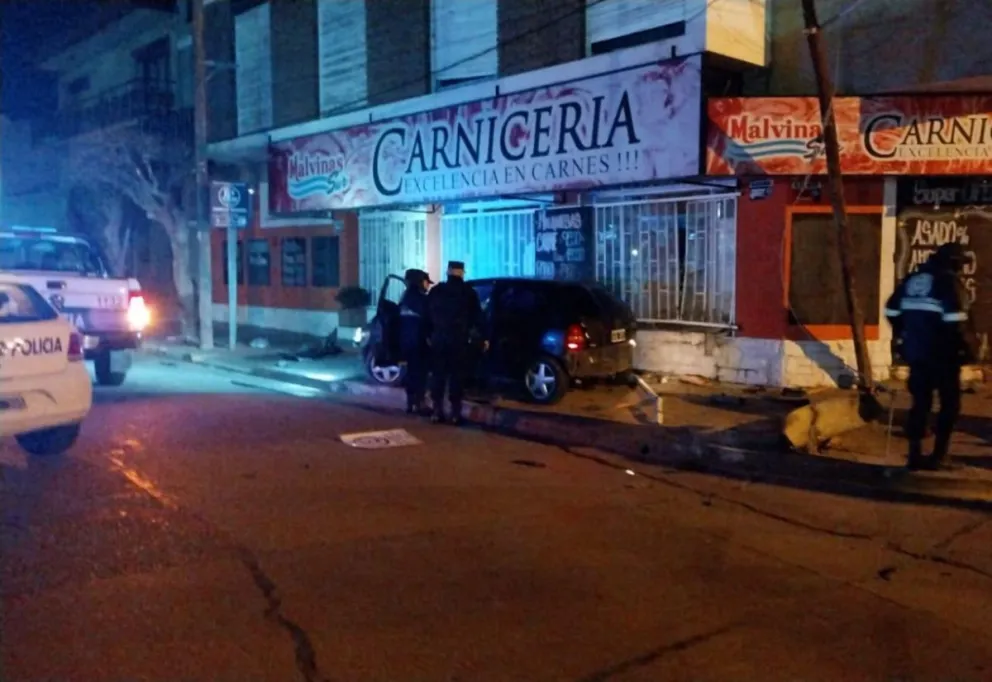Circulaba en su auto alcoholizado, a exceso de velocidad y a contramano y colisionó