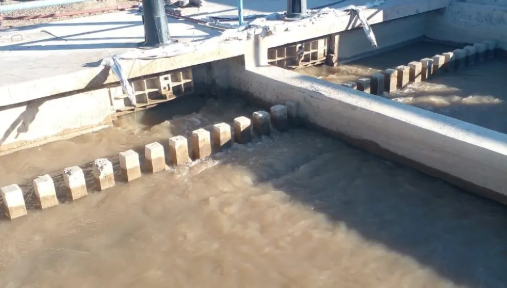 Comienza a normalizarse el servicio de agua, pero continúa la elevada turbiedad en el lago