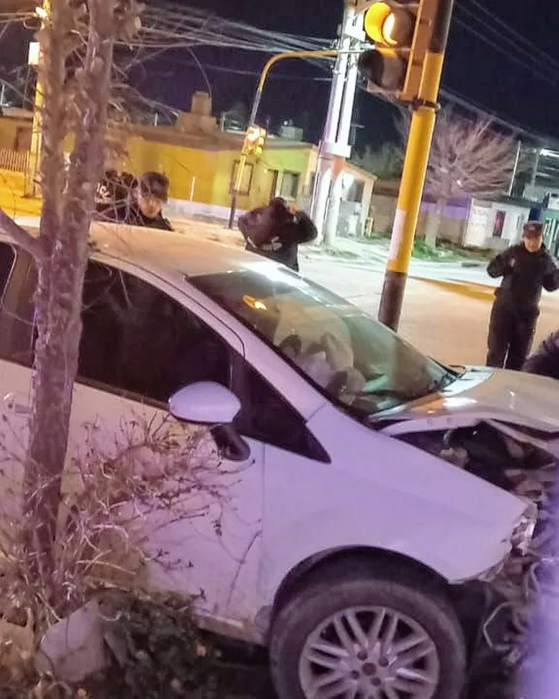 Ebrio chocó el auto contra una casa agujereándole una pared mientras sus moradores dormían