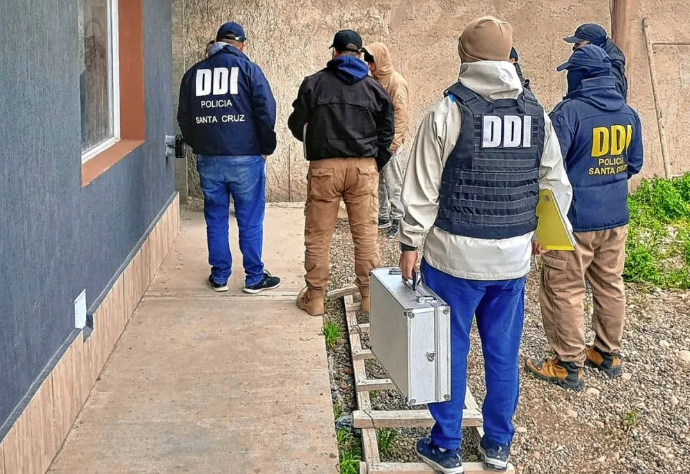 Deseado: Recuperan pertenencias de un vehículo robado y descubren estupefacientes