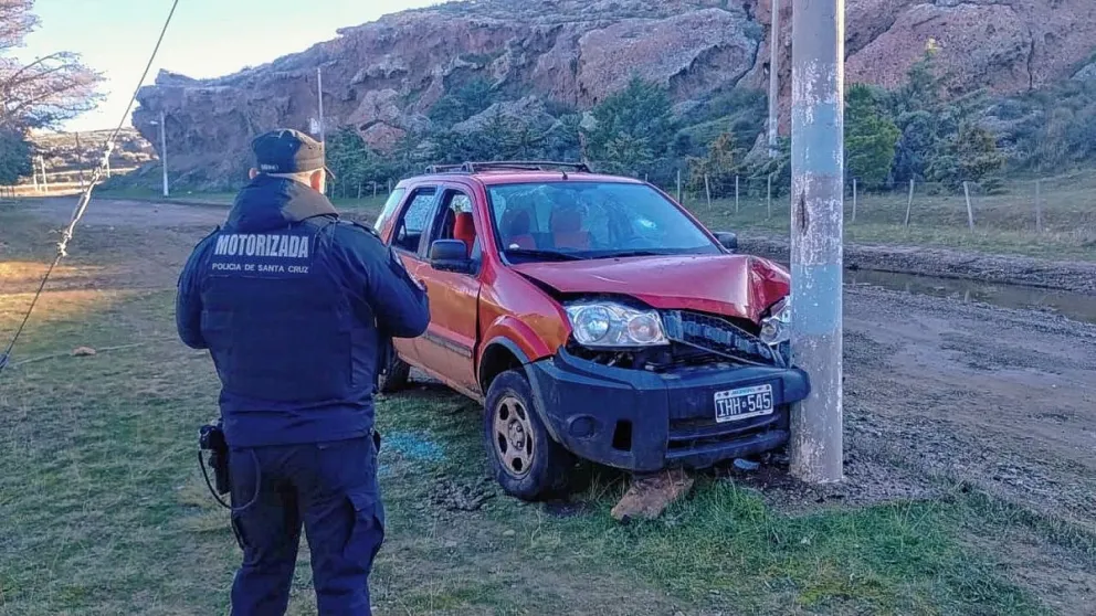 Le robaron su camioneta del frente de su casa y luego la policía la encontró chocada contra una palma